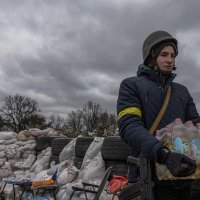 Ukrajinski vojnici na kontrolnoj točki na prilazu Kijevu
