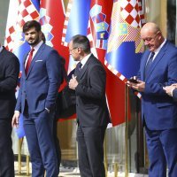 Milanović uručio bodeže umirovljenim časnicima
