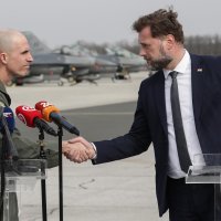 Ministar Banožić sa zapovjednikom 31. borbenog krila AVIANO generalom Baileyem