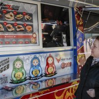 Moskva, street food pokraj zatvorenog McDonald'sa