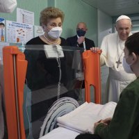 Papa u bolnici s ukrajinskom djecom