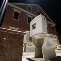 WC školjke ispred zgrade gradske uprave Biograda