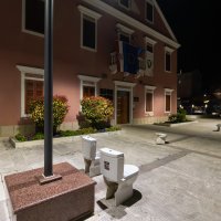 WC školjke ispred zgrade gradske uprave Biograda