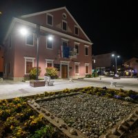 WC školjke ispred zgrade gradske uprave Biograda