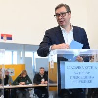 Predsjednik Srbije Aleksandar Vučić na glasačkom mjestu