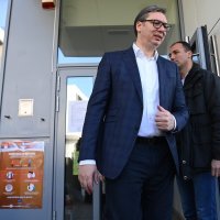 Predsjednik Srbije Aleksandar Vučić na glasačkom mjestu