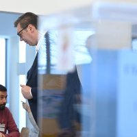 Predsjednik Srbije Aleksandar Vučić na glasačkom mjestu