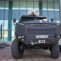 Oklopno vozilo ispred zgrade Vlade Republike Srpske u Banjoj Luci