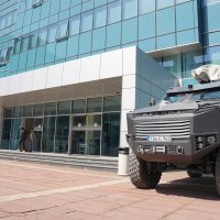 Oklopno vozilo ispred zgrade Vlade Republike Srpske u Banjoj Luci