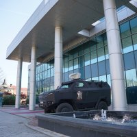 Oklopno vozilo ispred zgrade Vlade Republike Srpske u Banjoj Luci