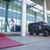 Oklopno vozilo ispred zgrade Vlade Republike Srpske u Banjoj Luci