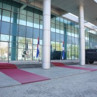 Oklopno vozilo ispred zgrade Vlade Republike Srpske u Banjoj Luci