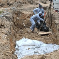 Iskopavanje masovne grobnice u Buči