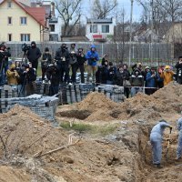 Iskopavanje masovne grobnice u Buči