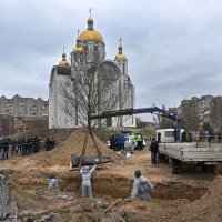 Iskopavanje masovne grobnice u Buči