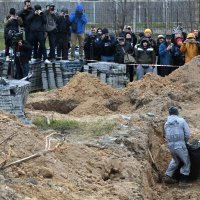 Iskopavanje masovne grobnice u Buči