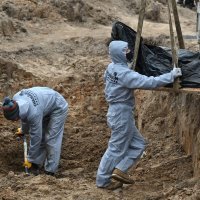 Iskopavanje masovne grobnice u Buči