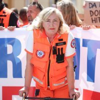 Zagreb: Zaposlenici Hitne službe prosvjeduju ispred zgrade Vlade na Trgu svetog Marka