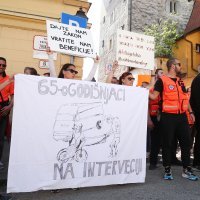 Zagreb: Zaposlenici Hitne službe prosvjeduju ispred zgrade Vlade na Trgu svetog Marka