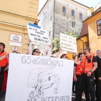 Zagreb: Zaposlenici Hitne službe prosvjeduju ispred zgrade Vlade na Trgu svetog Marka