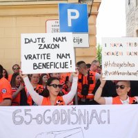 Zagreb: Zaposlenici Hitne službe prosvjeduju ispred zgrade Vlade na Trgu svetog Marka