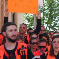 Zagreb: Zaposlenici Hitne službe prosvjeduju ispred zgrade Vlade na Trgu svetog Marka