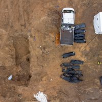 Iskapanje žrtava iz masovne grobnice u Buči