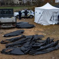 Iskapanje žrtava iz masovne grobnice u Buči