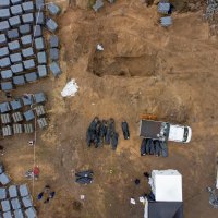 Iskapanje žrtava iz masovne grobnice u Buči