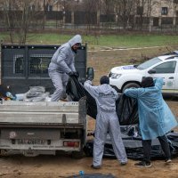 Iskapanje žrtava iz masovne grobnice u Buči