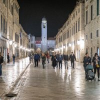 Građani na Stradunu nakon što se osjetio jak potres