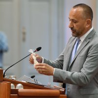 Zekanović u Sabor došao s vrećicom bijelog praha