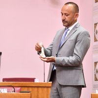 Zekanović u Sabor došao s vrećicom bijelog praha