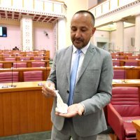 Zekanović u Sabor došao s vrećicom bijelog praha