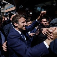 Emmanuel Macron na tržnici u Cergyu