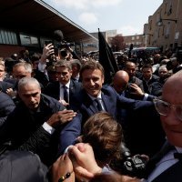 Emmanuel Macron na tržnici u Cergyu