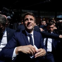 Emmanuel Macron na tržnici u Cergyu