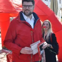 Peđa Grbin i SDP-ovci u Puli dijelili karanfile povodom Praznika rada
