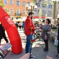 Peđa Grbin i SDP-ovci u Puli dijelili karanfile povodom Praznika rada