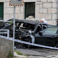 Policijski očevid na automobilu koji je planuo tijekom noći