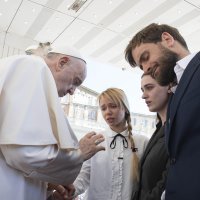 Papa Franjo se susreo sa suprugama boraca iz Azovstala