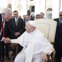 Papa Franjo se susreo sa suprugama boraca iz Azovstala