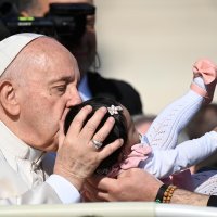 Papa Franjo se susreo sa suprugama boraca iz Azovstala