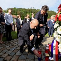 Veliko Trgovišće: Polaganje vijenaca ispred rodne kuće Franje Tuđmana