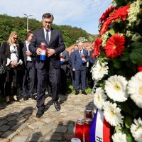 Veliko Trgovišće: Polaganje vijenaca ispred rodne kuće Franje Tuđmana