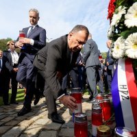 Veliko Trgovišće: Polaganje vijenaca ispred rodne kuće Franje Tuđmana