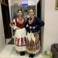 Djevojke u narodnim nošnjama dočekivale su uzvanike na premijeri Sedlarova filma u Dugom Selu