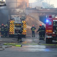 Jedna osoba ozlijeđena u eksploziji silosa i požara u pilani
