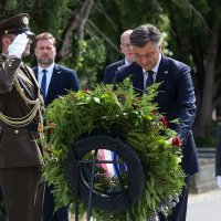 Na Mirogoju položeni vijenci povodom Dana Hrvatske vojske