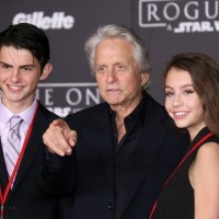 Michael Douglas sa sinom Dylanom i kćeri Carys